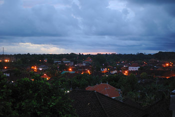 Blick auf Nusa Dua bei Nacht